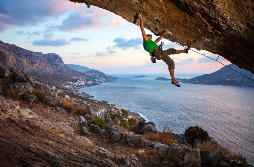 climber-climbing-overhanging-cliff