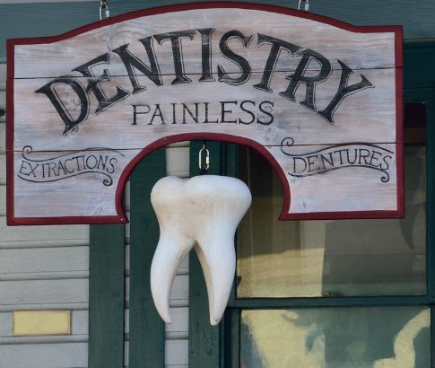 dental-clinic-signboard-fake-tooth